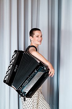 Foto Ronja Mirandolina Ramisch mit Akkordeon