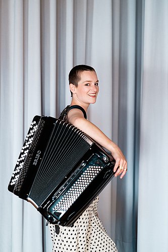 Foto von Ronja Mirandolina Ramisch mit Akkordeon